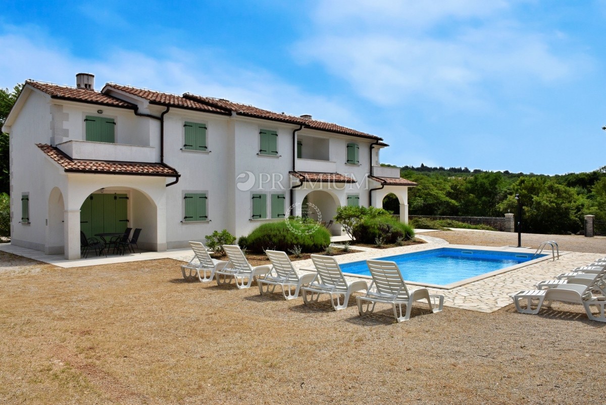 Zona di Dobrinja, casa indipendente con piscina, ai margini della zona edificabile!