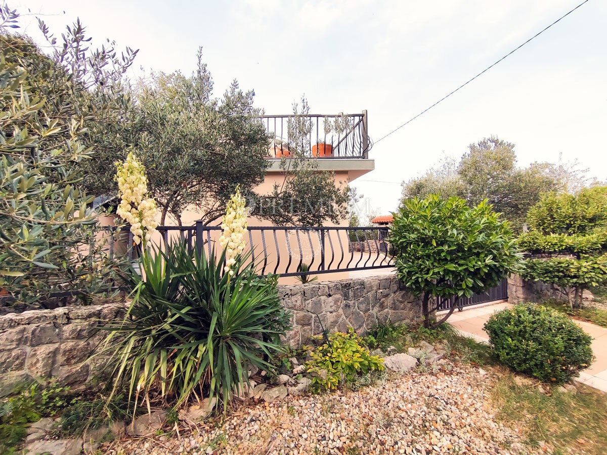 Dobrinj, vendita di una casa arredata con vista sulla zona verde!