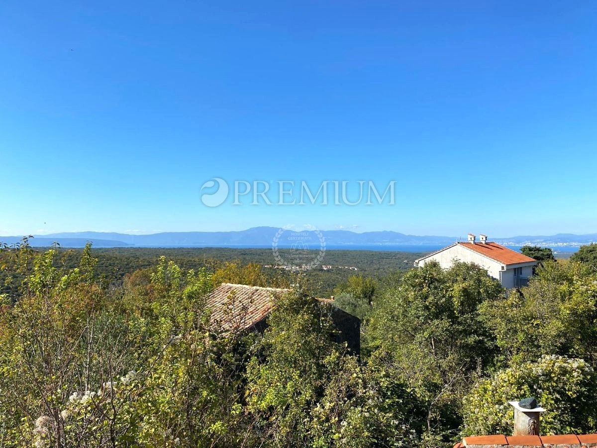 Dobrinj, vendita di una casa arredata con vista sulla zona verde!