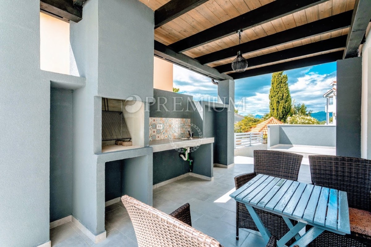 Soline, Casa Bifamiliare a Solo 100 Metri dal Mare!