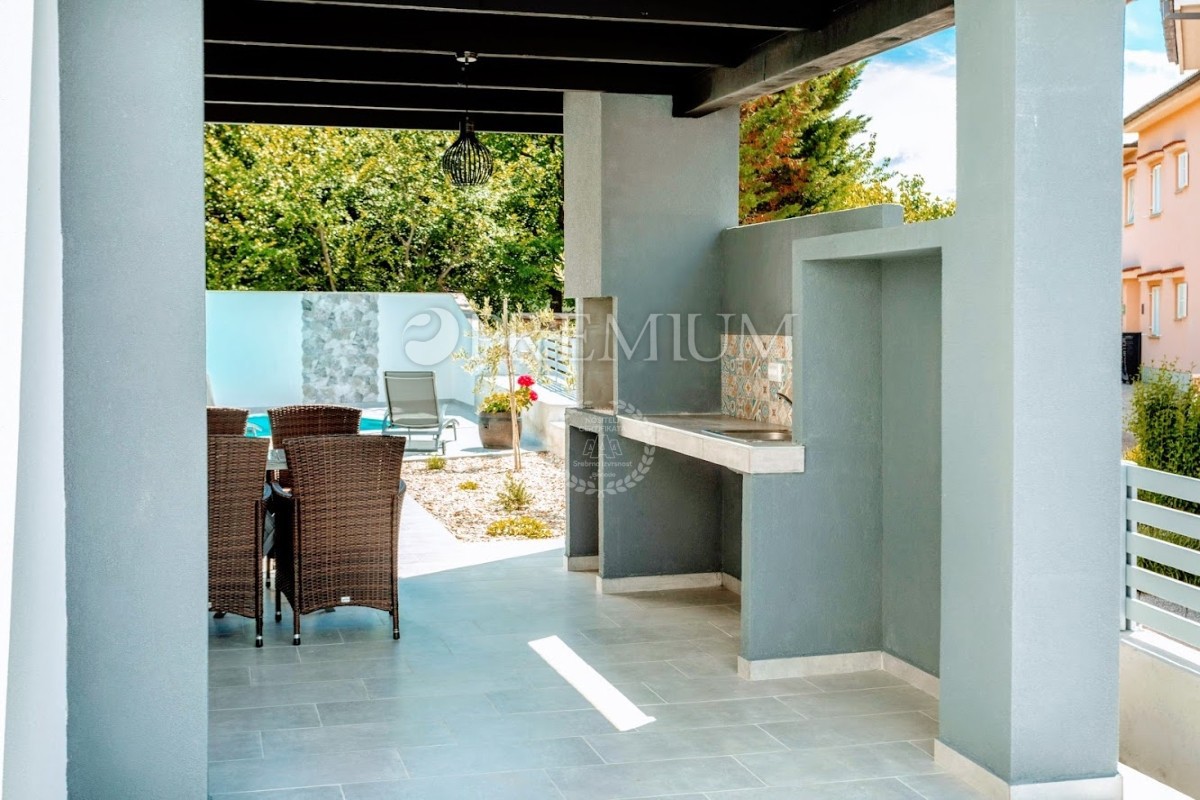 Soline, Casa Bifamiliare a Solo 100 Metri dal Mare!