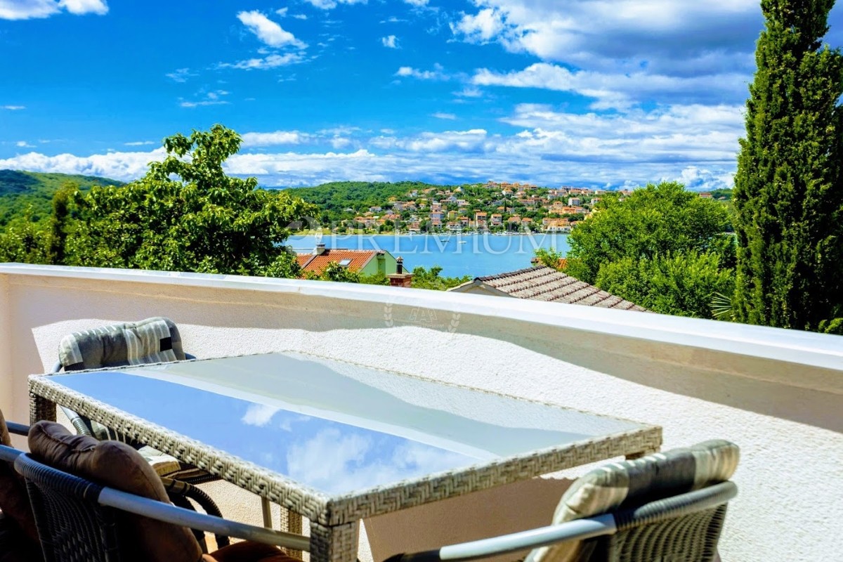 Soline, Casa Bifamiliare a Solo 100 Metri dal Mare!