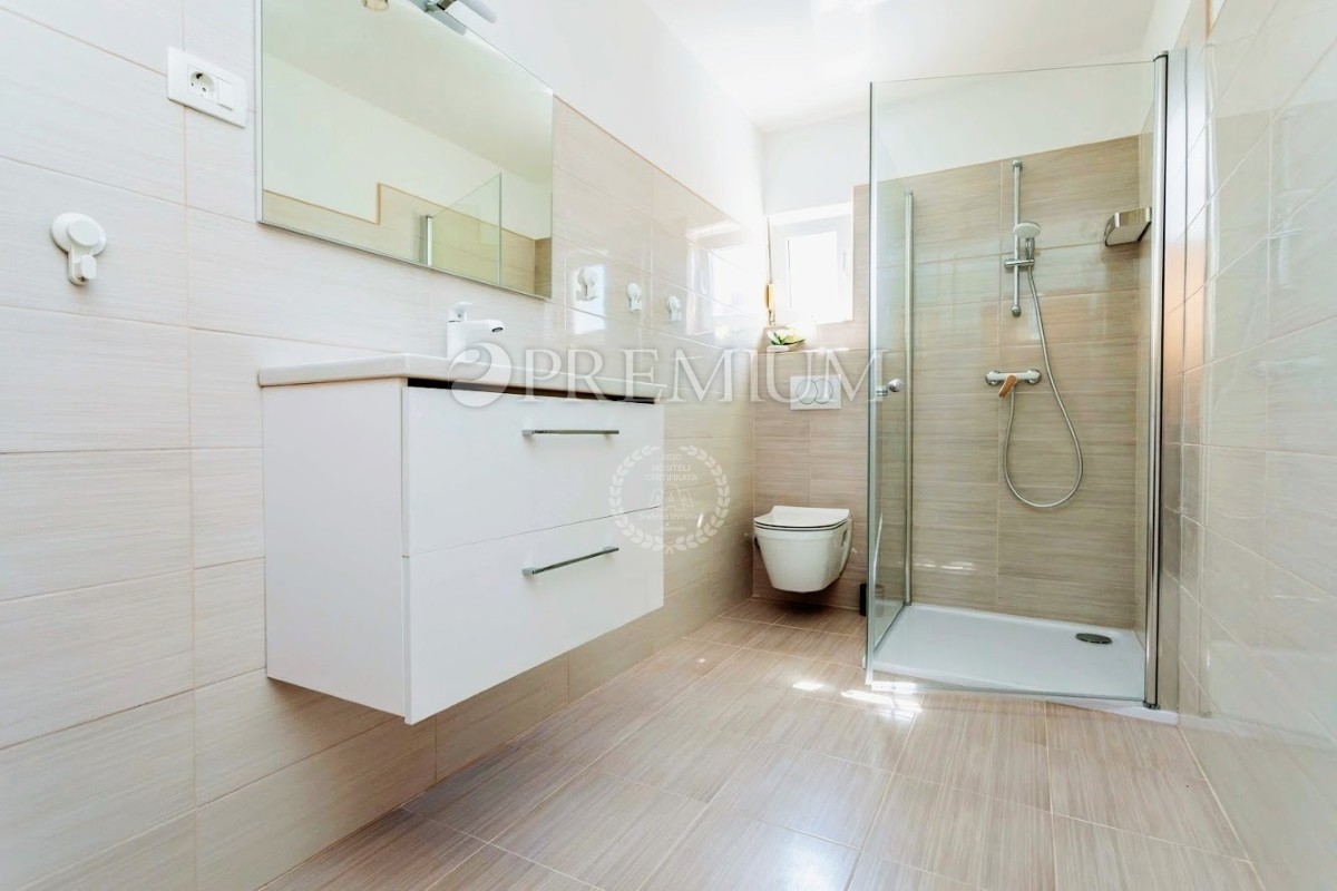 Soline, Casa Bifamiliare a Solo 100 Metri dal Mare!