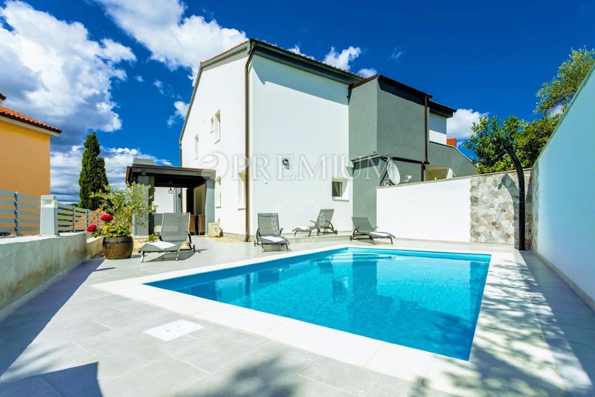 Soline, Casa Bifamiliare a Solo 100 Metri dal Mare!