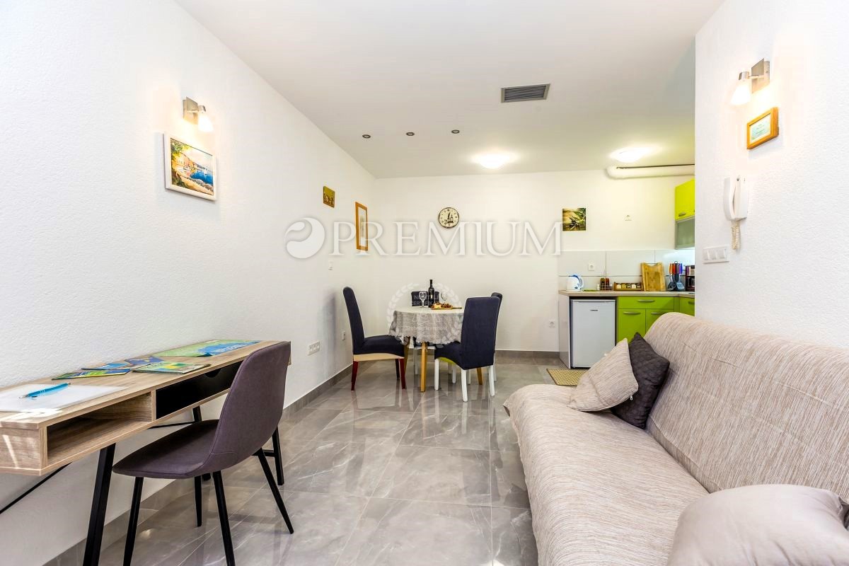 Malinska – appartamento con giardino, a 900 m dal mare!