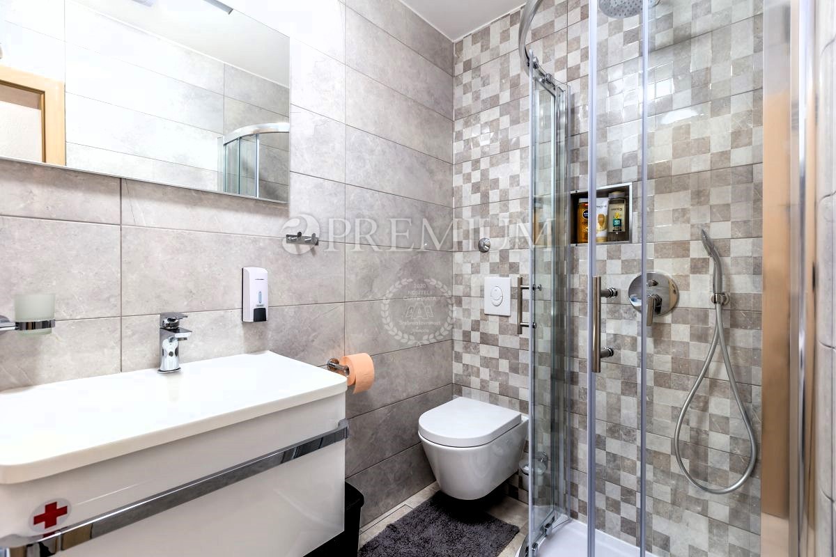 Malinska – appartamento con giardino, a 900 m dal mare!