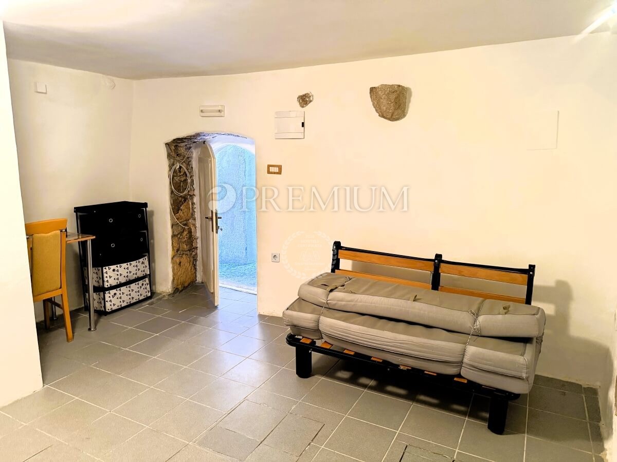 Vrbnik – Autentica casa in pietra in una strada tranquilla!