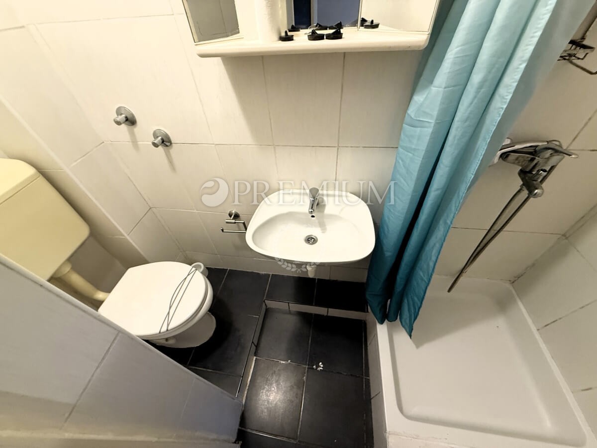 Vrbnik – Autentica casa in pietra in una strada tranquilla!