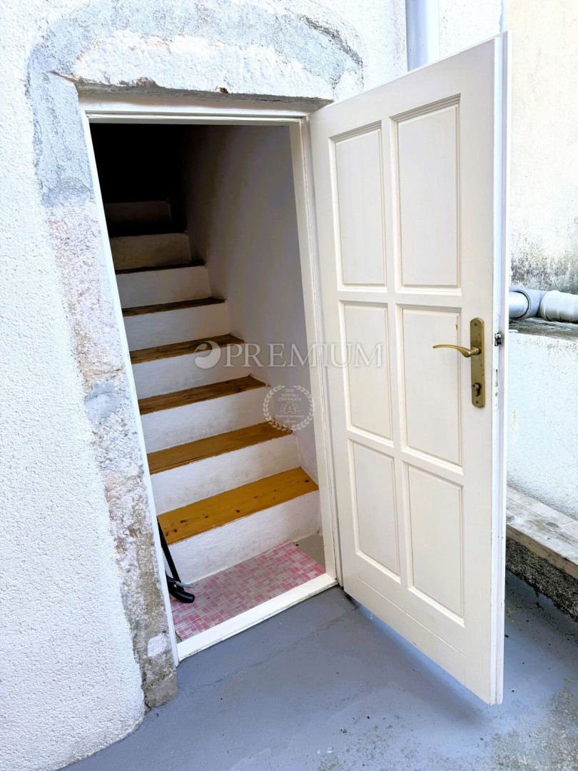 Vrbnik – Autentica casa in pietra in una strada tranquilla!