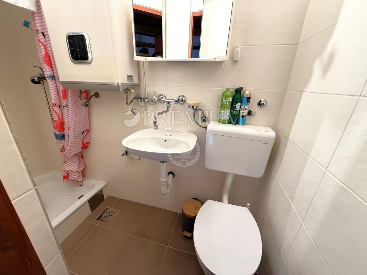 Vrbnik – Autentica casa in pietra in una strada tranquilla!