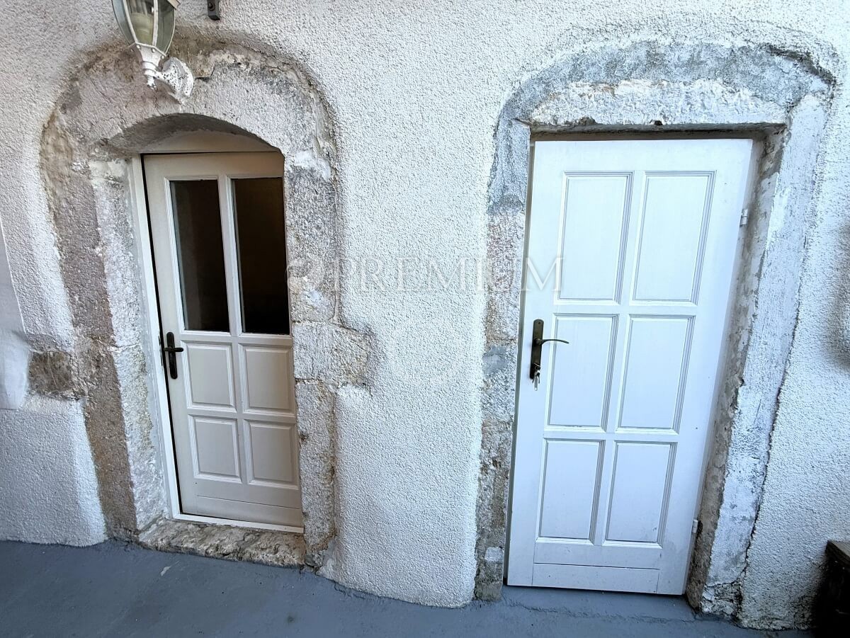 Vrbnik – Autentica casa in pietra in una strada tranquilla!