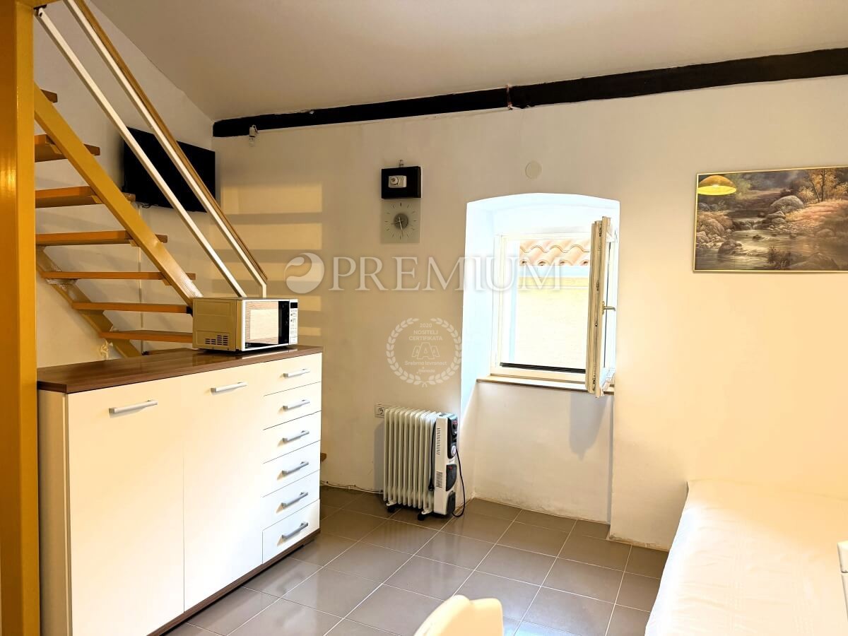 Vrbnik – Autentica casa in pietra in una strada tranquilla!