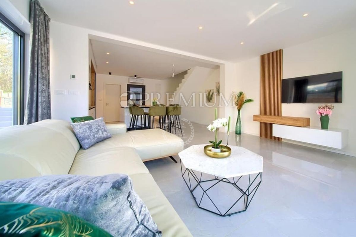 Malinska, appartamento con piscina in vendita, isola di Krk!