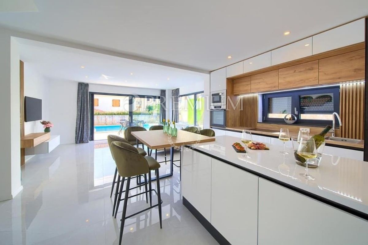 Malinska, appartamento con piscina in vendita, isola di Krk!