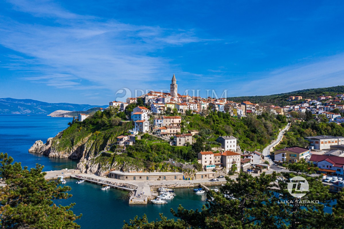 Terreno edificabile a Vrbnik con vista mare!