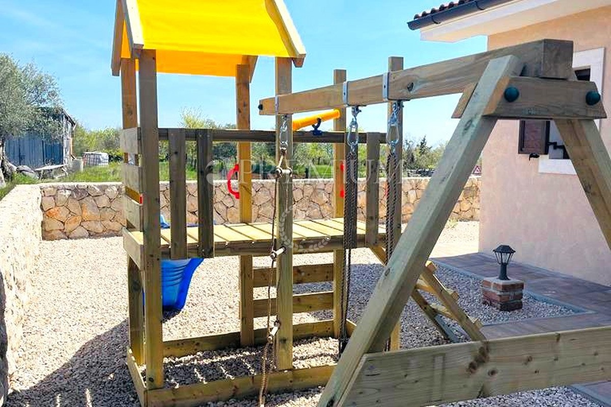 Zona di Krk – casa rustica indipendente con vista mare!