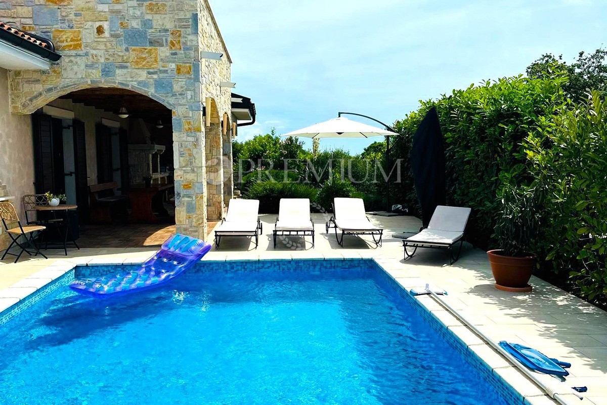 Zona di Krk – casa rustica indipendente con vista mare!