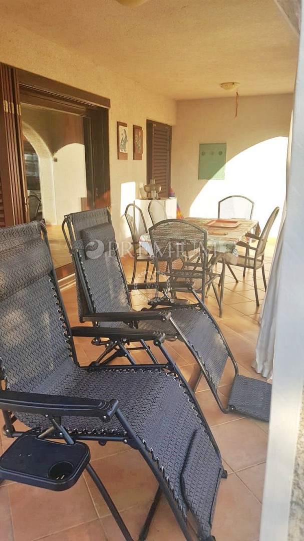 Krk, dintorno, casa indipendente con tre appartamenti e giardino!