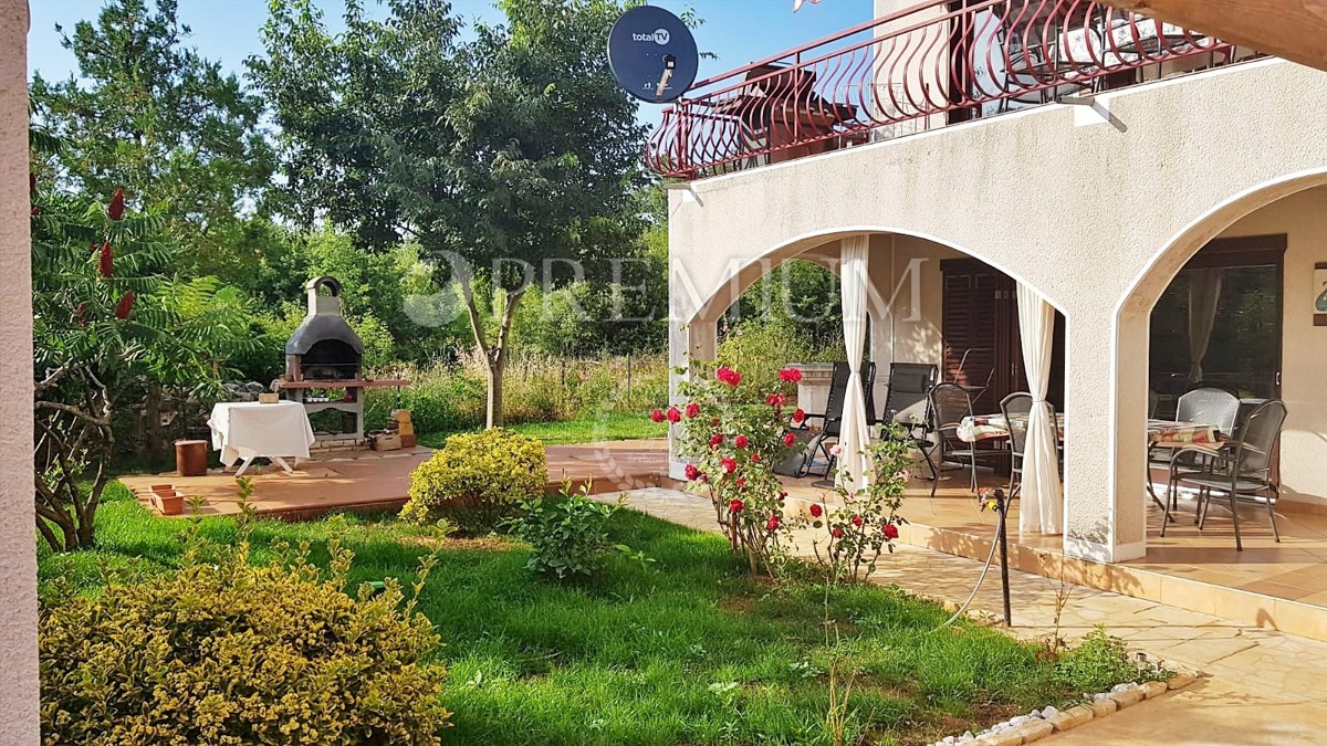 Krk, dintorno, casa indipendente con tre appartamenti e giardino!