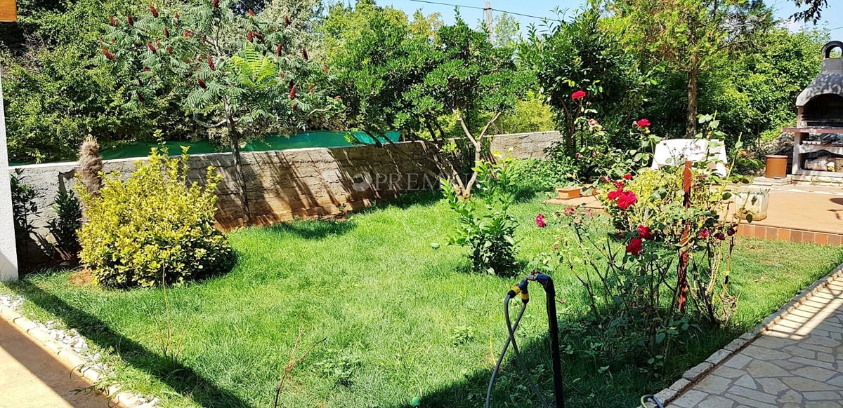 Krk, dintorno, casa indipendente con tre appartamenti e giardino!