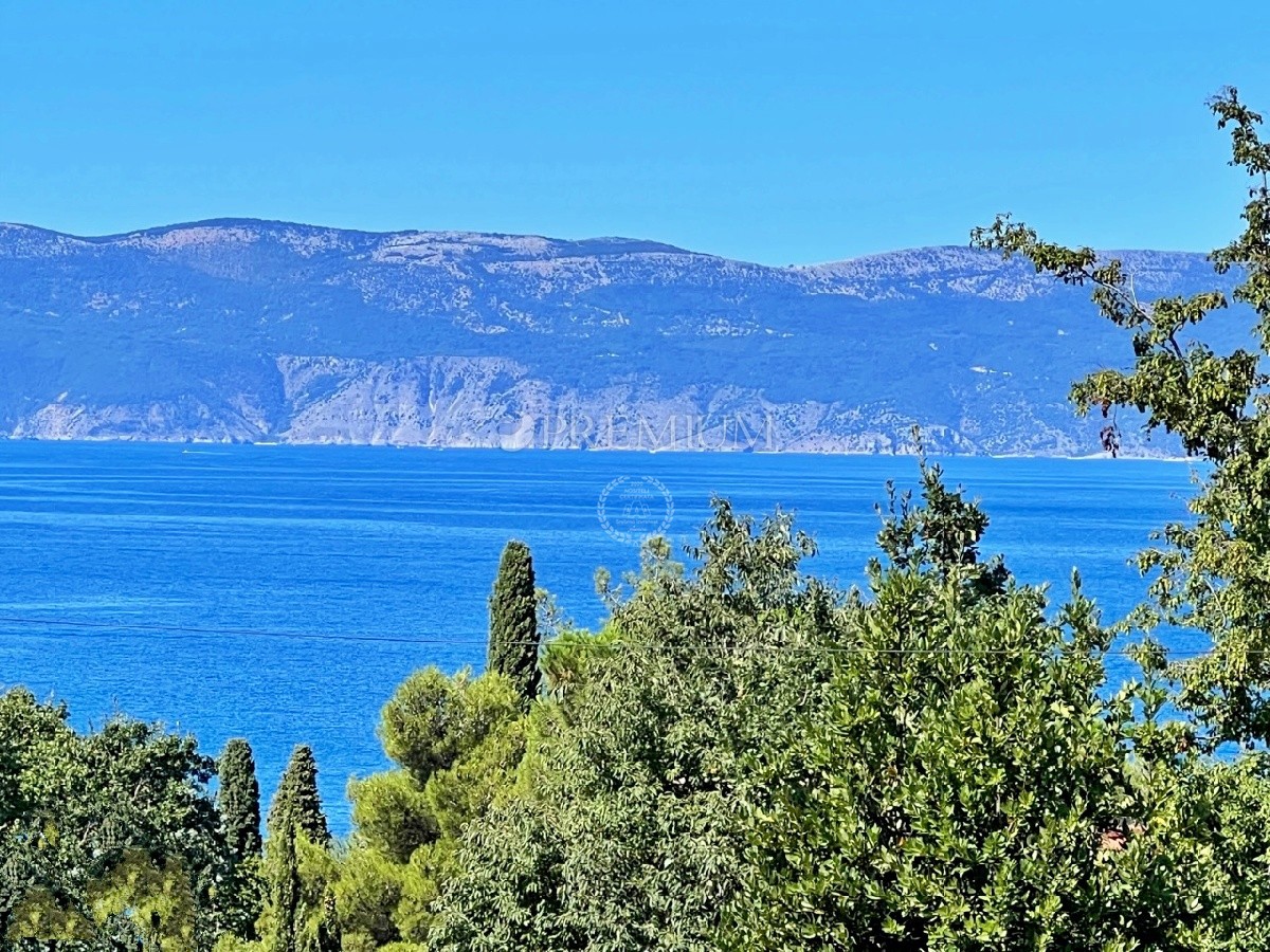 Njivice, nuovo edificio di lusso con vista sul mare, a 120 m dalla spiaggia!