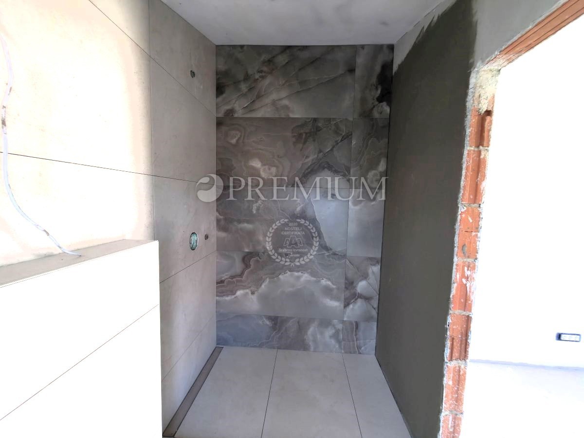 Città di Krk, appartamento a due piani in vendita, a 600 metri dal mare!