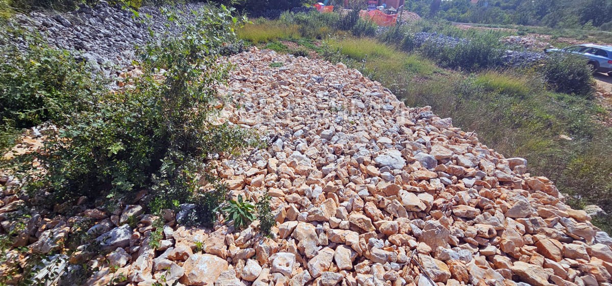 Malinska, terreno edificabile ai margini della zona edificabile!