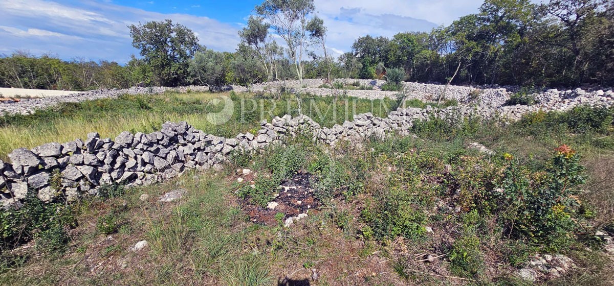 Malinska, terreno edificabile ai margini della zona edificabile!