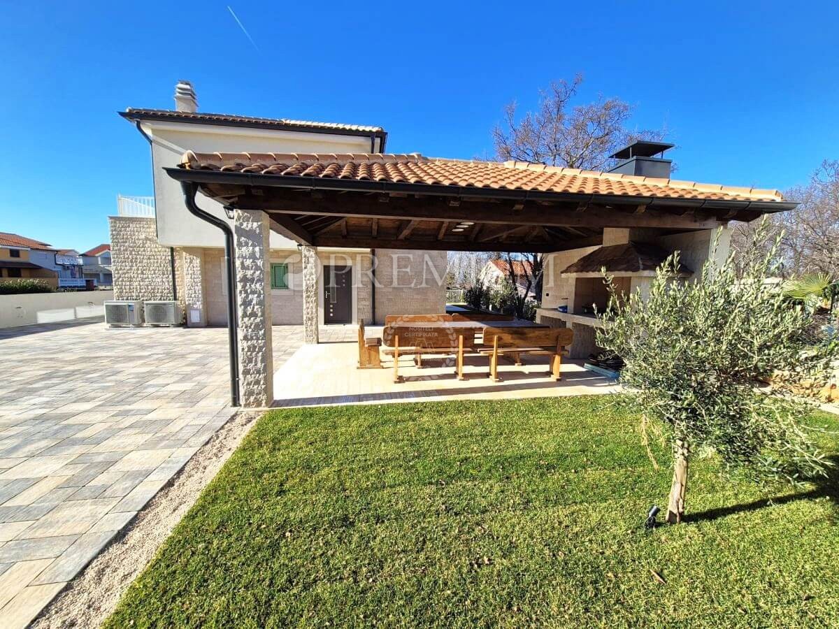 Malinska, casa di nuova costruzione con piscina!