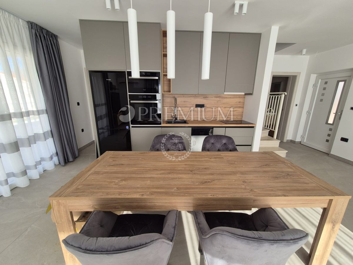 Malinska, casa di nuova costruzione con piscina!