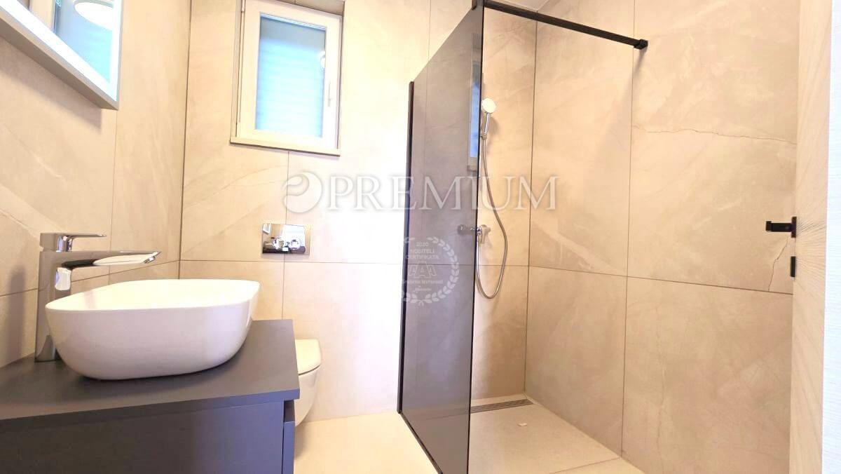 Malinska, casa di nuova costruzione con piscina!