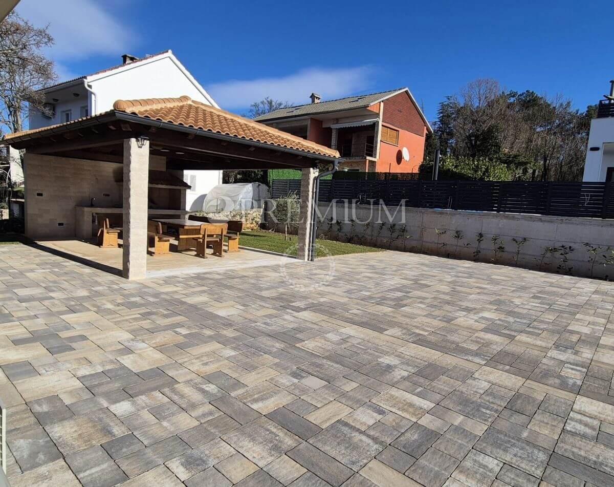 Malinska, casa di nuova costruzione con piscina!