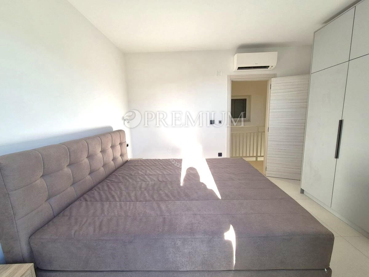 Malinska, casa di nuova costruzione con piscina!