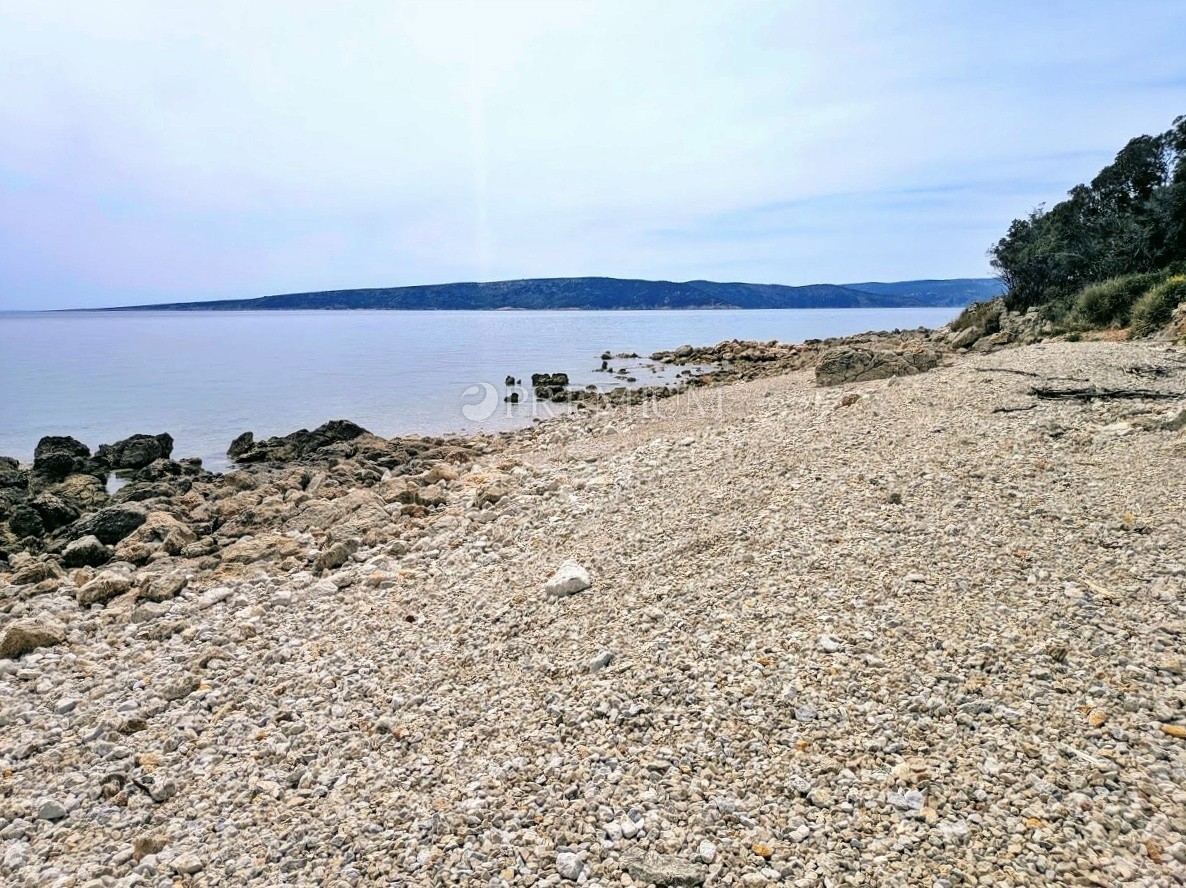 Krk dintorni, vendita del tereno in una posizione attraente con l'accesso alla spiaggia naturale!