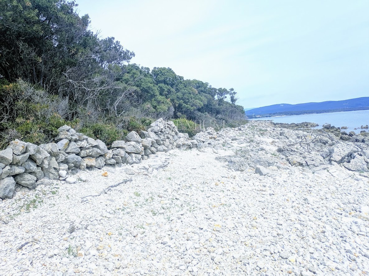 Krk dintorni, vendita del tereno in una posizione attraente con l'accesso alla spiaggia naturale!