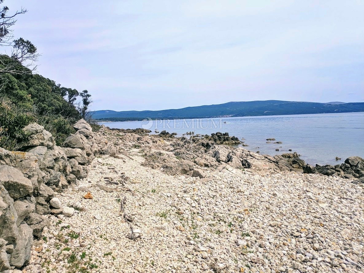 Krk dintorni, vendita del tereno in una posizione attraente con l'accesso alla spiaggia naturale!