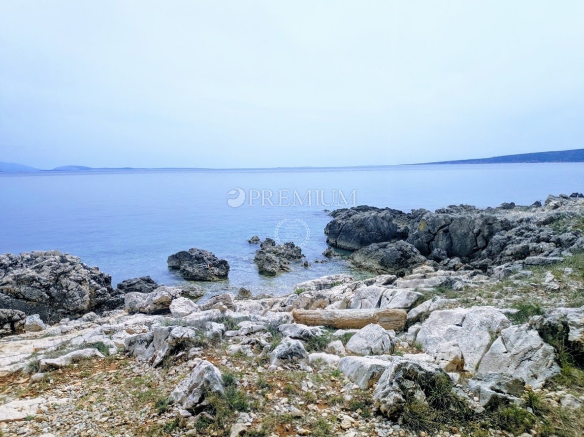 Krk dintorni, vendita del tereno in una posizione attraente con l'accesso alla spiaggia naturale!