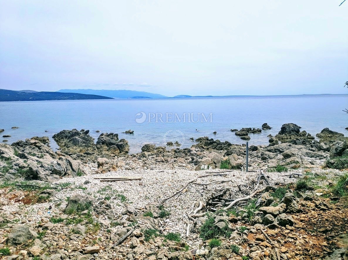 Krk dintorni, vendita del tereno in una posizione attraente con l'accesso alla spiaggia naturale!