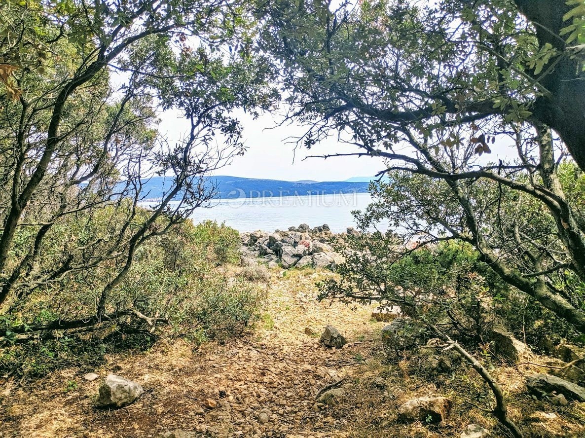 Krk dintorni, vendita del tereno in una posizione attraente con l'accesso alla spiaggia naturale!