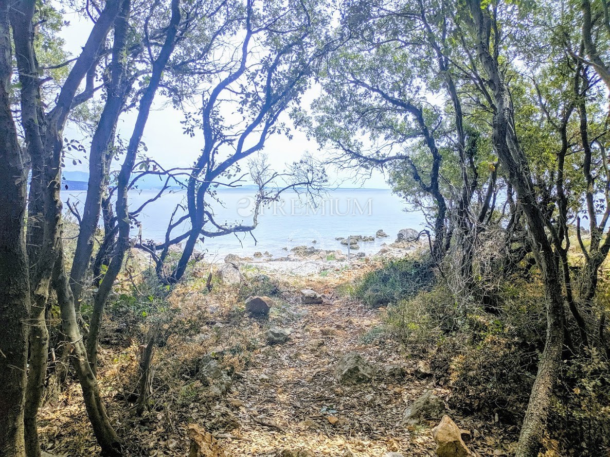 Krk dintorni, vendita del tereno in una posizione attraente con l'accesso alla spiaggia naturale!