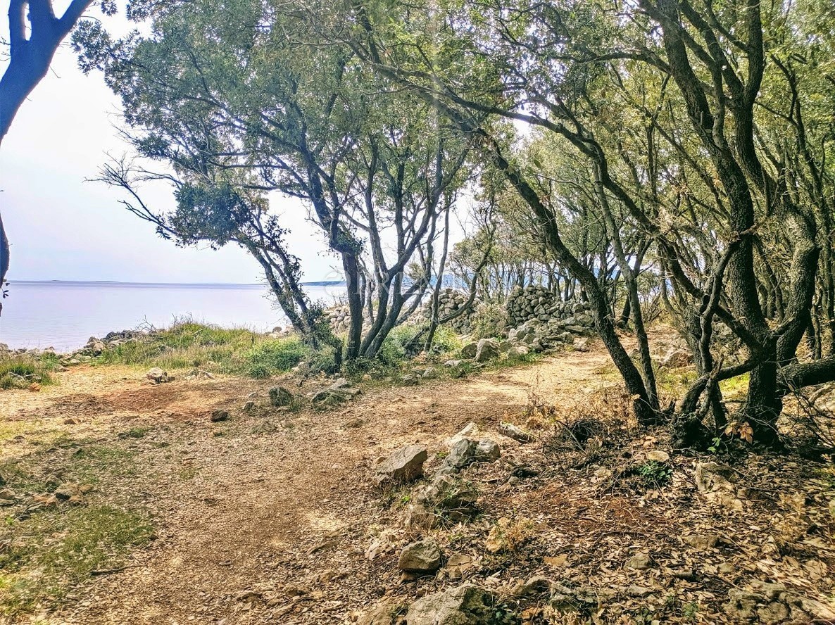 Krk dintorni, vendita del tereno in una posizione attraente con l'accesso alla spiaggia naturale!