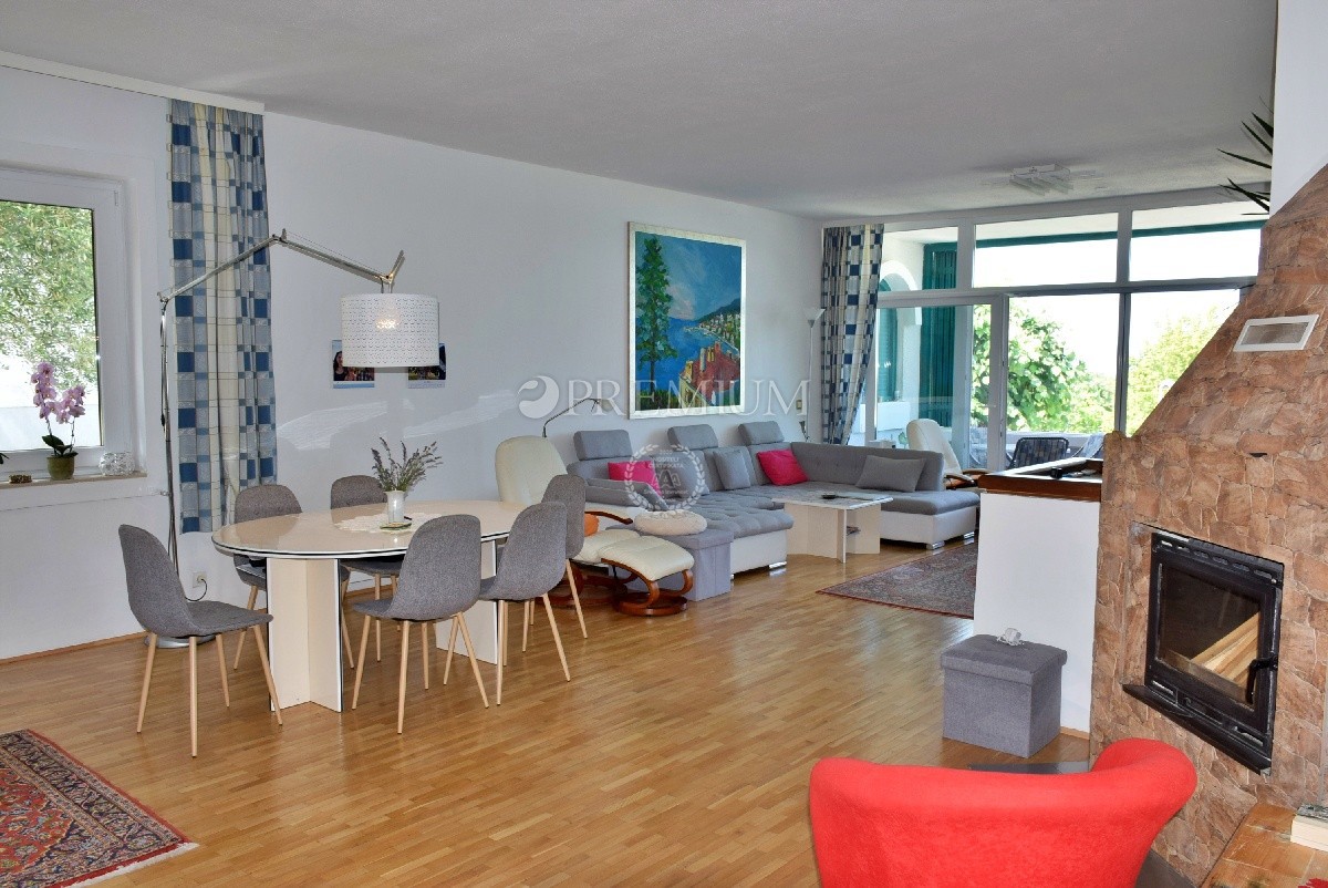 Njivice, casa con vista sul mare e ampio giardino!