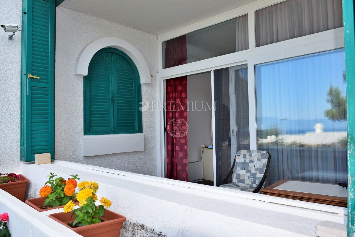 Njivice, casa con vista sul mare e ampio giardino!
