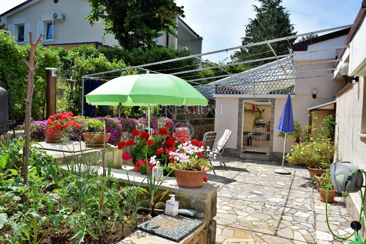 Njivice, casa con vista sul mare e ampio giardino!