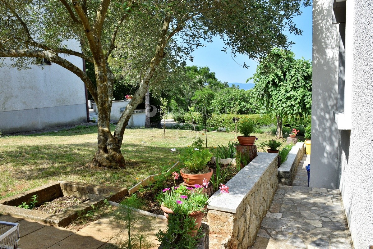 Njivice, casa con vista sul mare e ampio giardino!