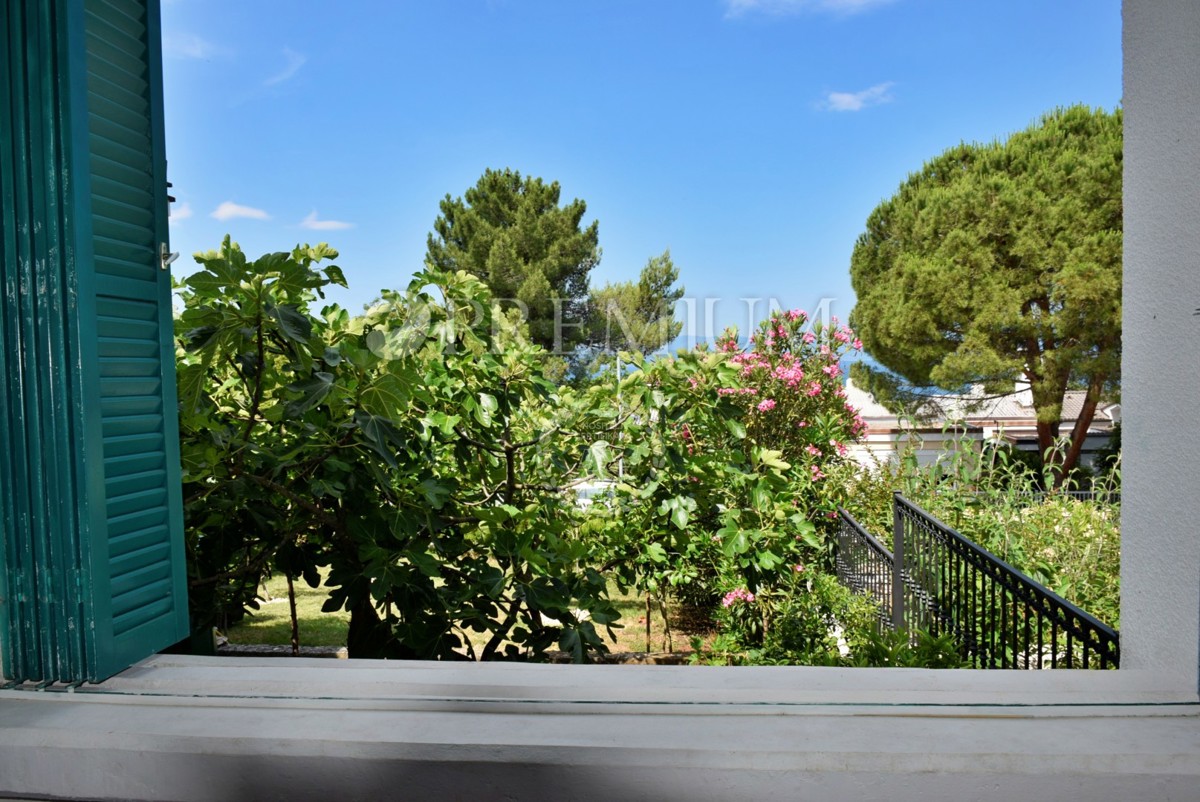 Njivice, casa con vista sul mare e ampio giardino!