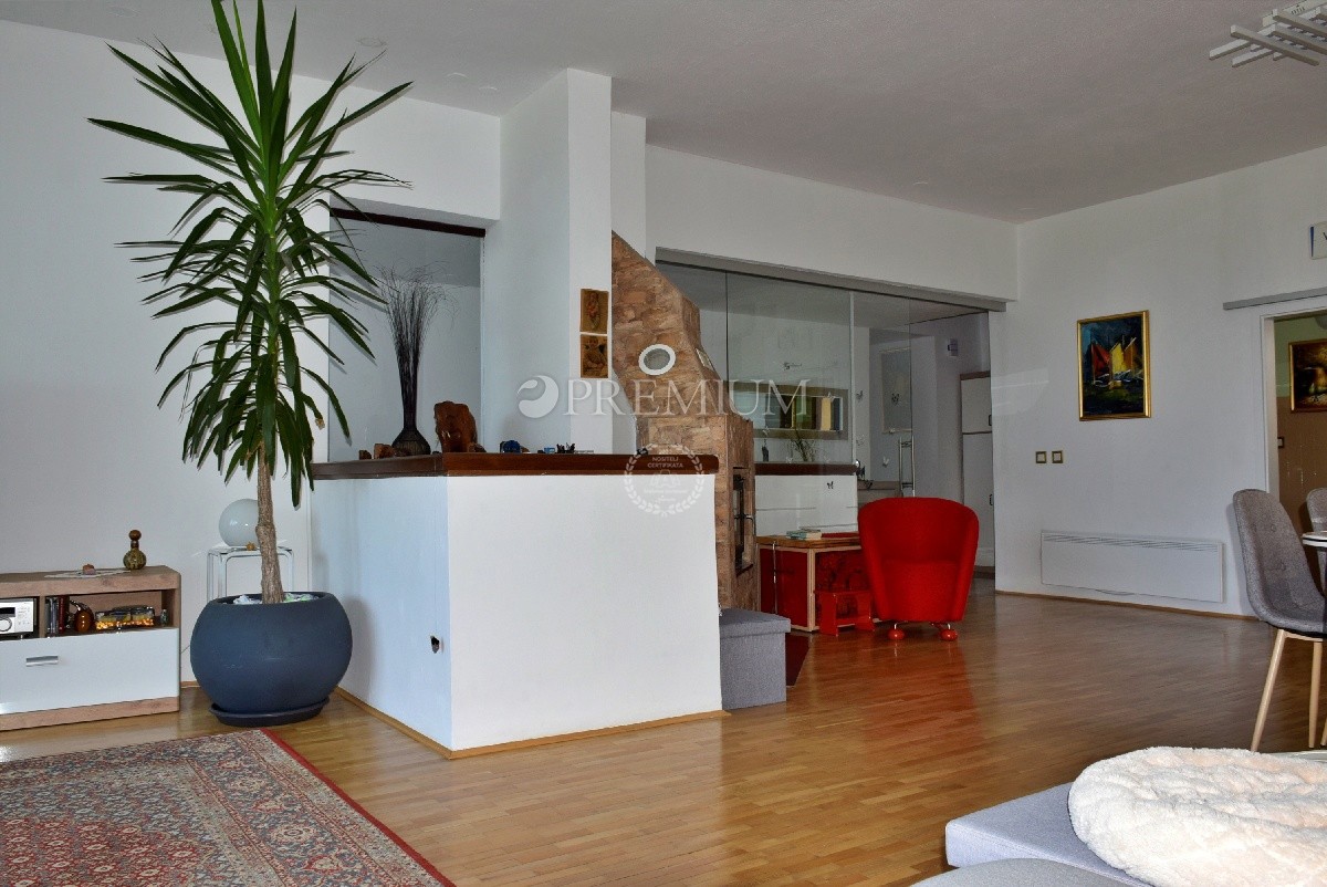 Njivice, casa con vista sul mare e ampio giardino!