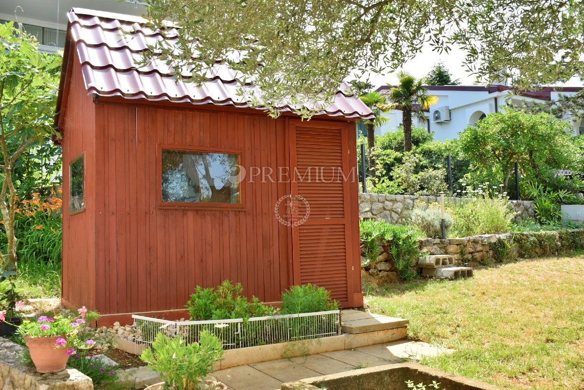 Njivice, casa con vista sul mare e ampio giardino!