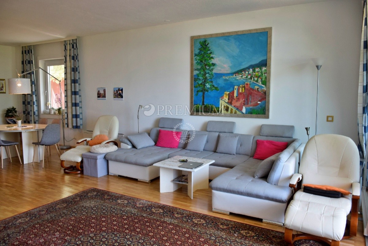 Njivice, casa con vista sul mare e ampio giardino!