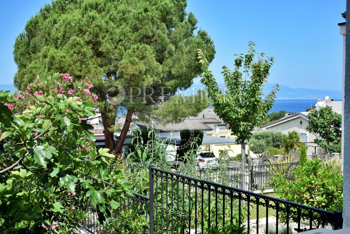 Njivice, casa con vista sul mare e ampio giardino!